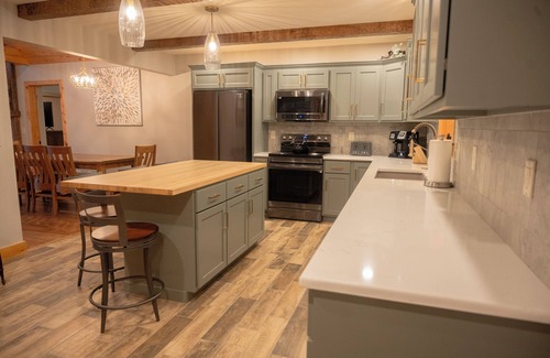 Huntingdon Cabina | Grand View Lodge, Fantastic new custom built home with lake view!