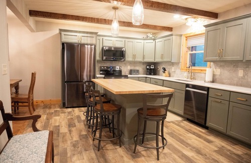Huntingdon Cabina | Grand View Lodge, Fantastic new custom built home with lake view!