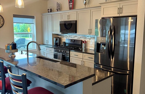 Elkhart Lake Condominio | GRAND VILLA Luxury 5-Bed Motorsport Retreat–1 Mi to Road America & Elkhart Lake