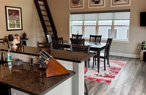 Elkhart Lake Condominio | GRAND VILLA Luxury 5-Bed Motorsport Retreat–1 Mi to Road America & Elkhart Lake