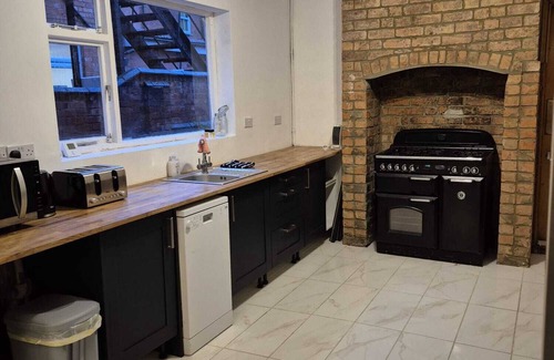 Welford Casa | Grand Vintage Home with Sauna & Style