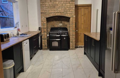 Welford Casa | Grand Vintage Home with Sauna & Style