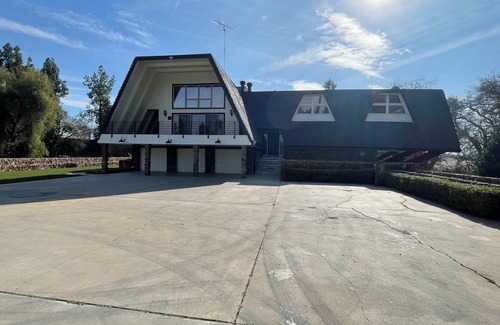 Modesto Casa | The Grand Waterside Estate: Easy Drive to Yosemite