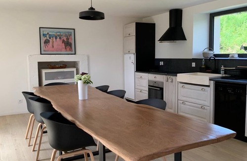 Ploneour-Lanvern Casa | Grande Maison Charmante au Milieu des Chevaux. Logement Insolite Dans Ecuries!