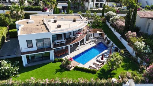 Cavalaire-sur-Mer Villa | Grande Villa 350 M2, piscine chauffée vue mer et collines, CAVALAIRE sur mer, 10 personnes