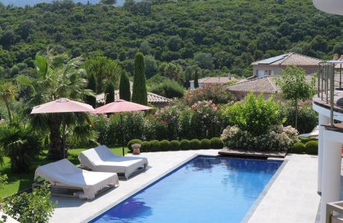 Cavalaire-sur-Mer Villa | Grande Villa 350 M2, piscine chauffée vue mer et collines, CAVALAIRE sur mer, 10 personnes