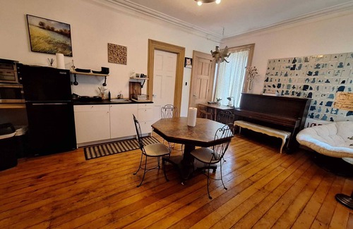 Communipaw Apartamento | Grandeur Farmhouse Apt Steps to Train&Park~ Get to NYC in 20 Min!Bring your pet!