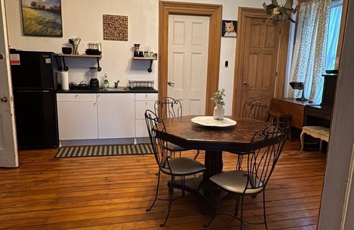 Communipaw Apartamento | Grandeur Farmhouse Apt Steps to Train&Park~ Get to NYC in 20 Min!Bring your pet!