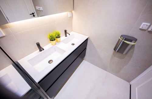 Delfshaven Apartamento | Grandly 3 Bedroom Serviced Apartment 83m2 -NB306G-