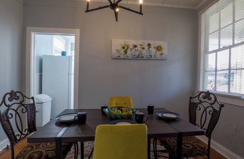 Hattiesburg Apartamento | Grandma's Place! Charming and Cozy 2-bedroom apartment w/Wi-Fi & AC