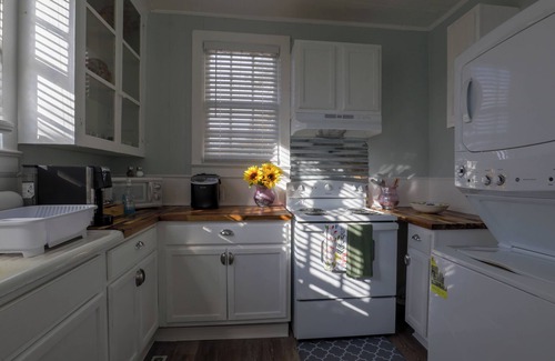Hattiesburg Apartamento | Grandma's Place! Charming and Cozy 2-bedroom apartment w/Wi-Fi & AC
