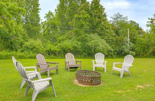 Primrose Casa | Grandmas Farm House on 125 Acres with Fire Pit!