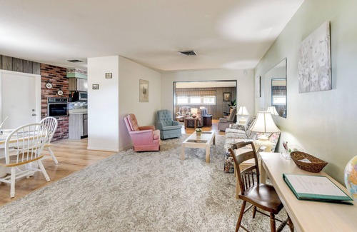 Pinellas Park Casa | 'Grandpa Dave’s Vintage Getaway' in Pinellas Park!