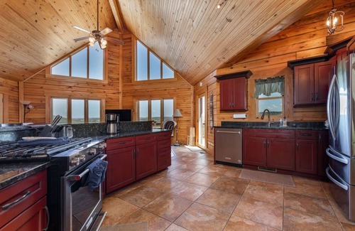 Blue Eye Cabina | GrandView Lodge Table Rock Lake with hot tub