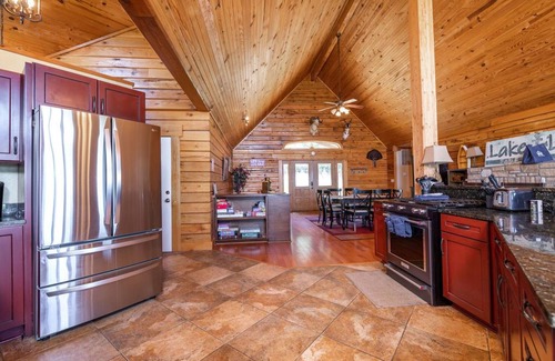 Blue Eye Cabina | GrandView Lodge Table Rock Lake with hot tub