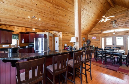 Blue Eye Cabina | GrandView Lodge Table Rock Lake with hot tub