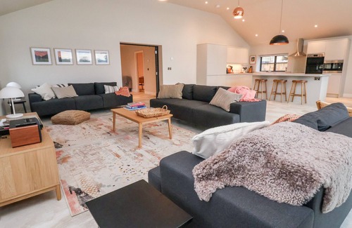 Loppington Cabaña | GRANGE BARN, pet friendly, character holiday cottage in Burlton