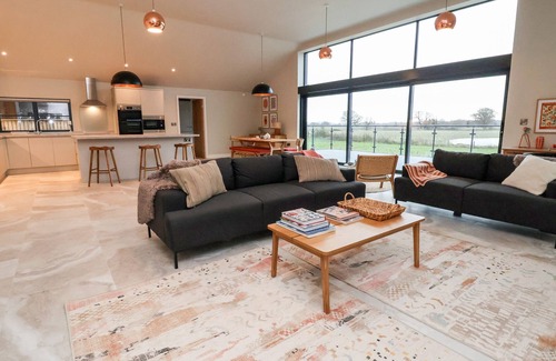 Loppington Cabaña | GRANGE BARN, pet friendly, character holiday cottage in Burlton