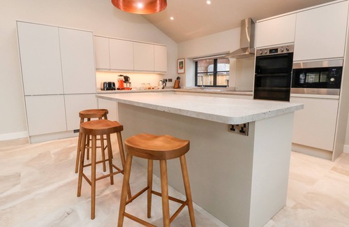 Loppington Cabaña | GRANGE BARN, pet friendly, character holiday cottage in Burlton
