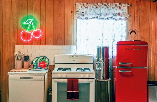 Paris Casa | Granny’s House-A Groovy Getaway with Poker Shed! Walk to Walker Disc Golf Park!
