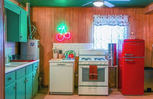 Paris Casa | Granny’s House-A Groovy Getaway with Poker Shed! Walk to Walker Disc Golf Park!