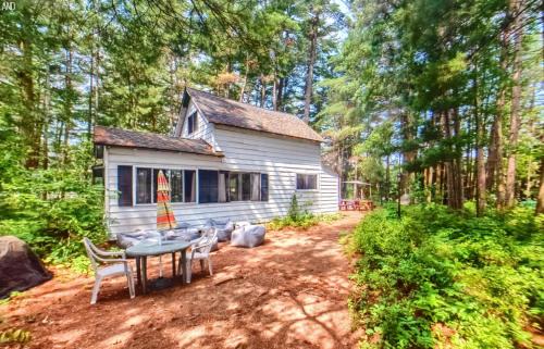 Brantingham Casa | Grant Island Waterfront Cottage Brantingham Lk - HotTub, Pontoon Boat, Pets