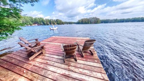 Brantingham Casa | Grant Island Waterfront Cottage Brantingham Lk - HotTub, Pontoon Boat, Pets