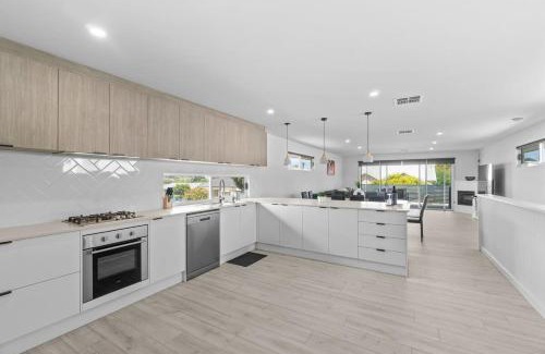 Victor Harbor Casa | Grantley Haven Victor Harbor spacious home with games room - No Linen Included