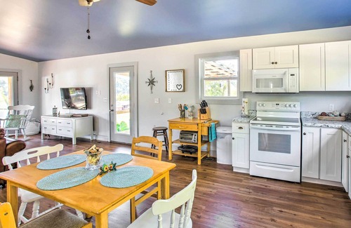 Granville Cabaña | 'Granville’s Blue Cottage' Porch & River View!