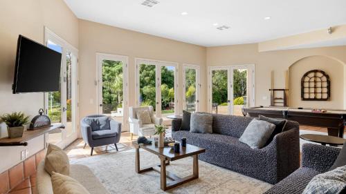 Temecula Casa | Grapevine by AvantStay Secluded 5BR Villa 4 Acres of Vineyards Avo Groves