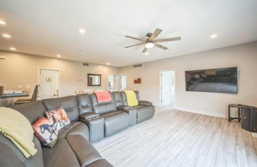 Grass Lake Apartamento | Grass Lake 8BR Retreat w Games & Fire Pit