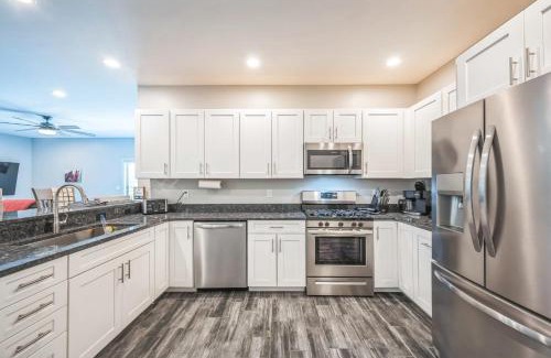 Grass Lake Apartamento | Grass Lake 8BR Retreat w Games & Fire Pit