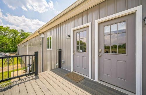 Grass Lake Apartamento | Grass Lake 8BR Retreat w Games & Fire Pit