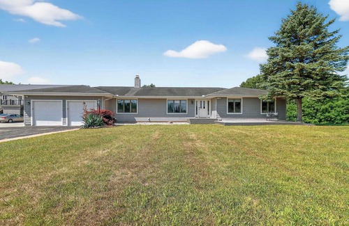 Grass Lake Casa | Grass Lake Retreat with Game Room & Fire Pit