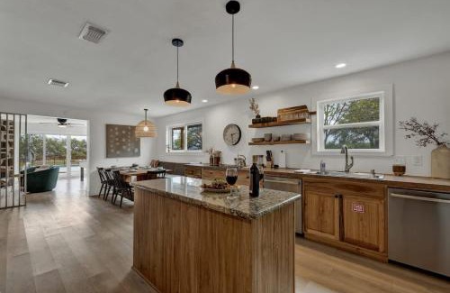 Johnson City Casa | Grasslands Pool Hot Tub Hill Country Views