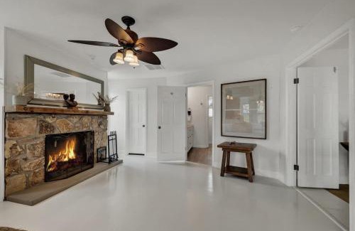 Johnson City Casa | Grasslands Pool Hot Tub Hill Country Views