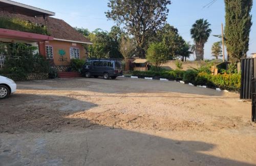Masaka Cama Y Desayuno | Grassroots Cafe & Deli
