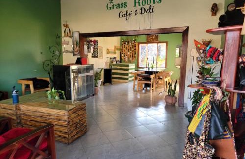 Masaka Cama Y Desayuno | Grassroots Cafe & Deli