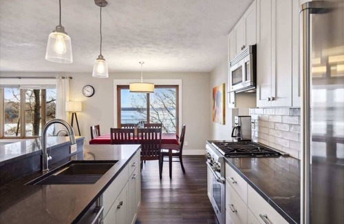 Hayward Casa | Modern Home on Premier Hayward Area Lake - Round Lake