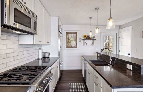 Hayward Casa | Modern Home on Premier Hayward Area Lake - Round Lake