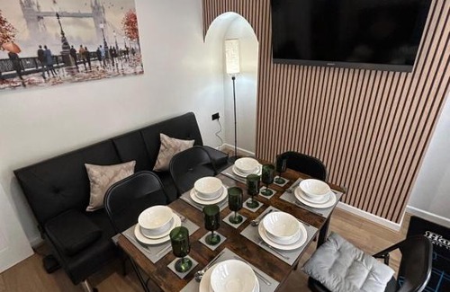 Erdington Casa | Gravelly House M6 J6 Star City HS2 NEC Airport - A Spacious Best-in-Class 6 Bedroom House in Birmingham Perfect for Large Groups, Corporate & Contractors and for Long Term Stays
