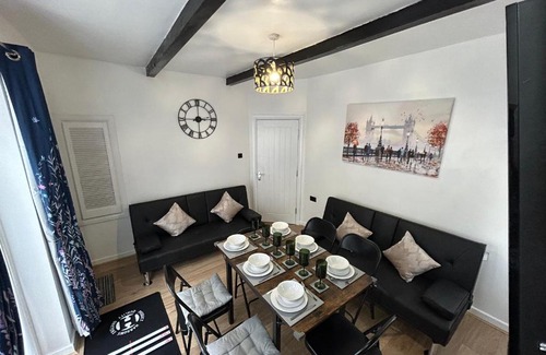 Erdington Casa | Gravelly House M6 J6 Star City HS2 NEC Airport - A Spacious Best-in-Class 6 Bedroom House in Birmingham Perfect for Large Groups, Corporate & Contractors and for Long Term Stays