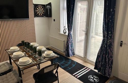 Erdington Casa | Gravelly House M6 J6 Star City HS2 NEC Airport - A Spacious Best-in-Class 6 Bedroom House in Birmingham Perfect for Large Groups, Corporate & Contractors and for Long Term Stays