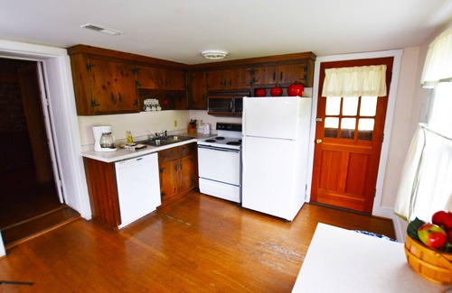 Syria Cabina | Graves Mountain Farm & Lodges