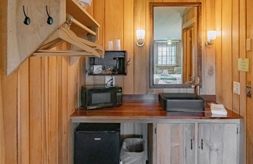 Syria Cabina | Graves Mountain Farm & Lodges