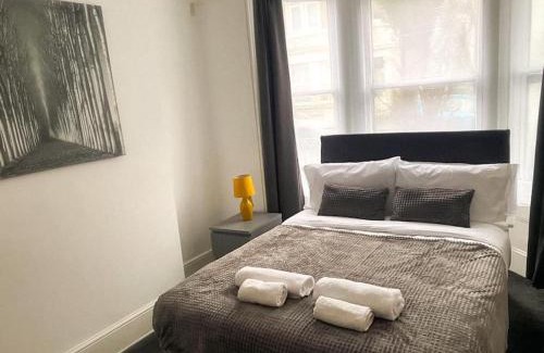 Gravesend Apartamento | Gravesend 2 Bedroom Spacious Stylish Apartment - Sleeps upto 6 - 2 Min Walk to Station