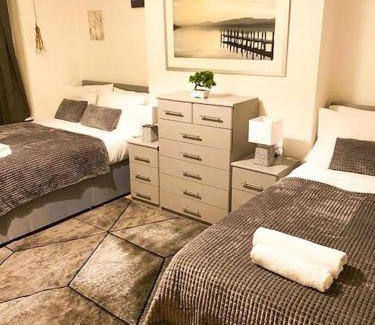 Gravesend Apartamento | Gravesend 2 Bedroom Spacious Stylish Apartment - Sleeps upto 6 - 2 Min Walk to Station