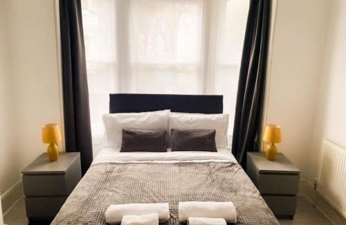 Gravesend Apartamento | Gravesend 2 Bedroom Spacious Stylish Apartment - Sleeps upto 6 - 2 Min Walk to Station