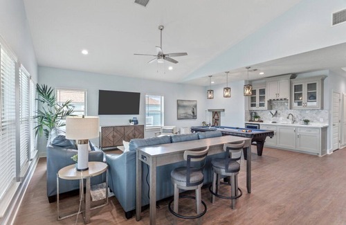 Hackberry Casa | Gray Goose at the Water