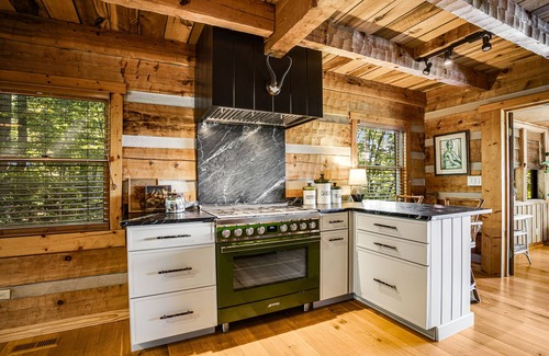 Smithville Cabina | Gray Pine Cabin: A sophisticated rustic retreat overlooking Center Hill Lake